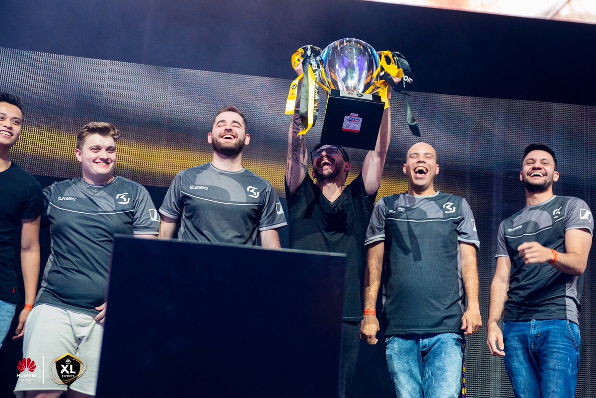 coldzera ergue a taça da Moche XL Esports 2018 | Foto: João Ferreira/Moche XL