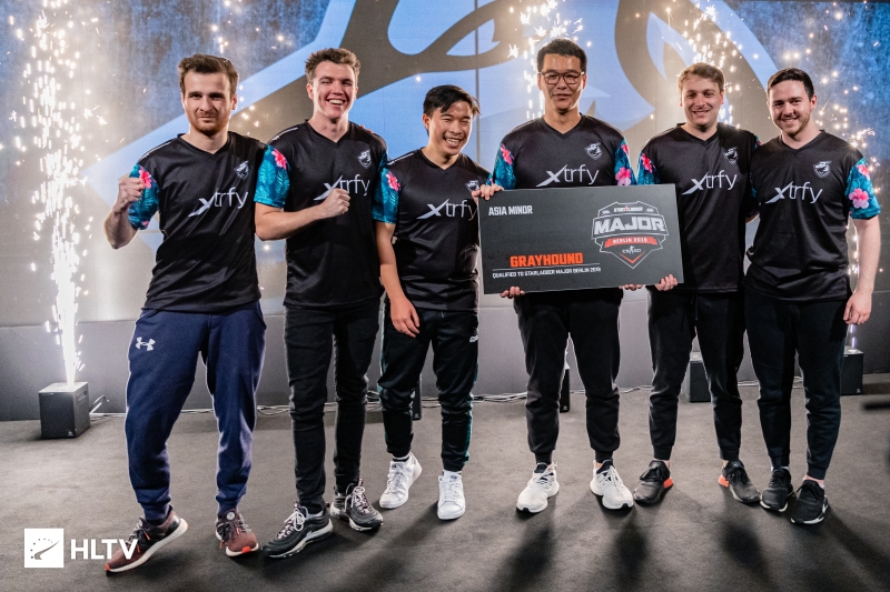 erkaSt junto da Grayhound campeã do Minor Asiático em 2019 | Foto: HLTV.org