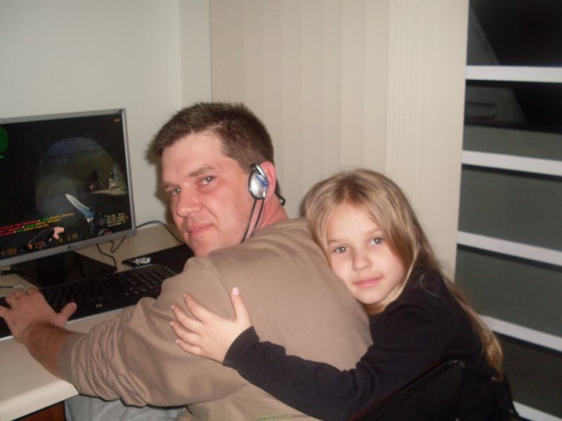 izaa ao lado do pai que jogava CS 1.6. Foto: Reprodução/Instagram