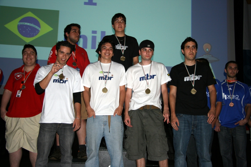 Gob b (na esquerda) com o time do MIBR na Gamegune 2008 | Foto: Reprodução/HLTV
