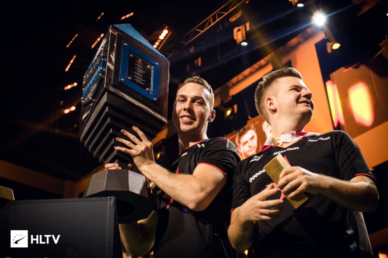 Título do Intel Grand Slam S1 rendeu à Astralis $1 milhão em barras de ouro | Foto: HLTV.org