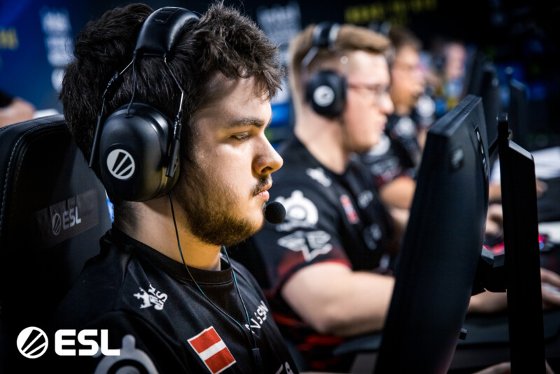 Em meio a astros como s1mple, ZywOo e m0NESY, broky pode acabar passando despercebido | Foto: Helena Kristiansson/ESL