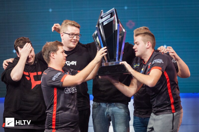 FaZe Clan ergue a taça da ELEAGUE CS:GO Premier 2017 | Foto: HLTV.org