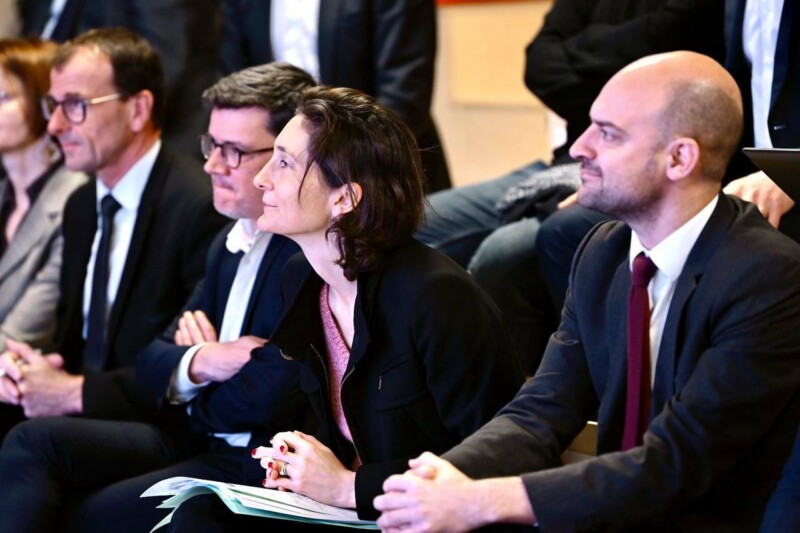 Ao centro, Amélie Oudéa-Castéra com demais Ministros e agentes privados em reunião que criou visto exclusivo | Twitter: @AOC1978