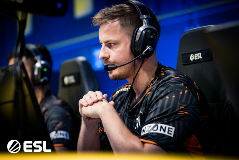 fnatic negocia roeJ com a Preasy e vê-se reduzida a apenas três elementos | Foto: Helena Kristiansson/ESL