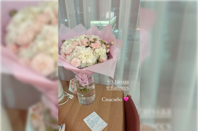 flamie presenteou electroNic e sua esposa com flores | Reprodução/Instagram