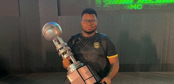 Alisson com o troféu da BGS Esports 2022 | Foto: Reprodução/Twitter