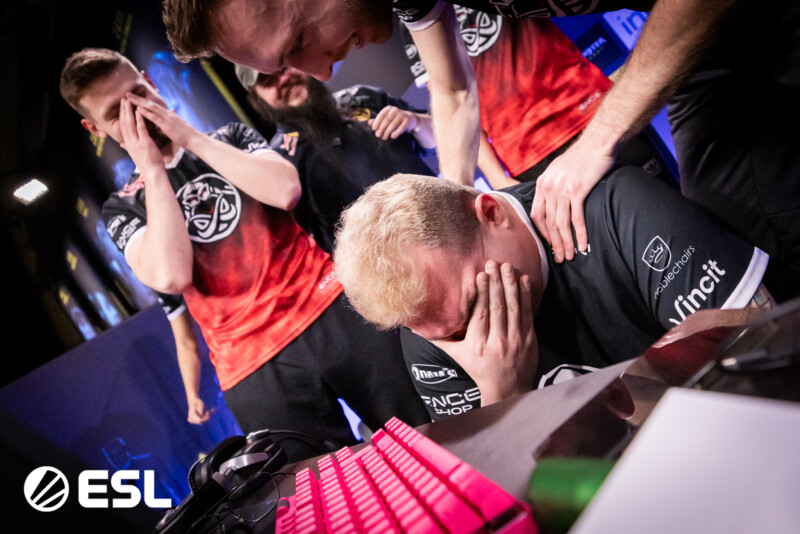 dycha não segurou a emoção de ir aos playoffs da IEM Katowice 2024 | Foto: Adam Lakomy/ESL