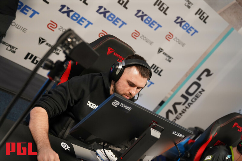 профессиональные киберспортсмены за игрой в CS2