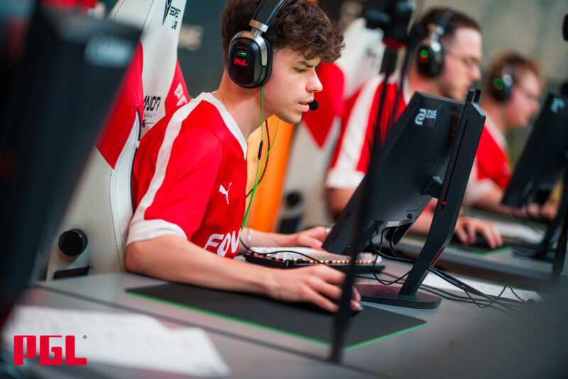 https://static.draft5.gg/news/2024/03/21095758/siuhy-mouz-pgl-cs2-major-copenhagen-2024.jpg