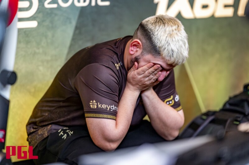 Lágrimas de alegria tomam conta do capitão MAJ3R após a inédita classificação aos playoffs do Major de Copenhagen | Foto: Stephanie Lindgren/PGL