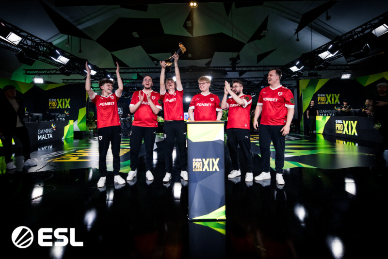 Brollan ergue a taça da ESL Pro League S19 | Foto: Helena Kristiansson/ESL