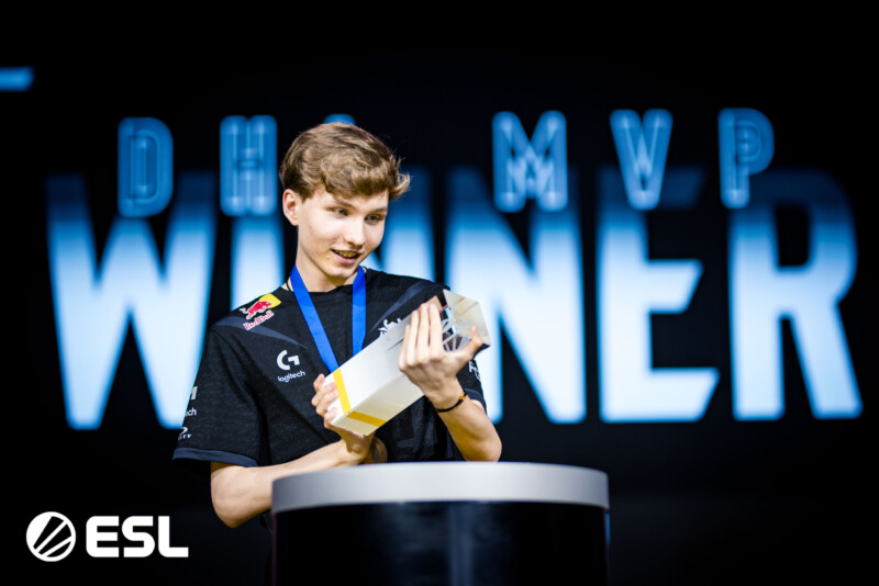 m0NESY empunha o prêmio de MVP da IEM Dallas 2024 | Foto: Helena Kristiansson/ESL