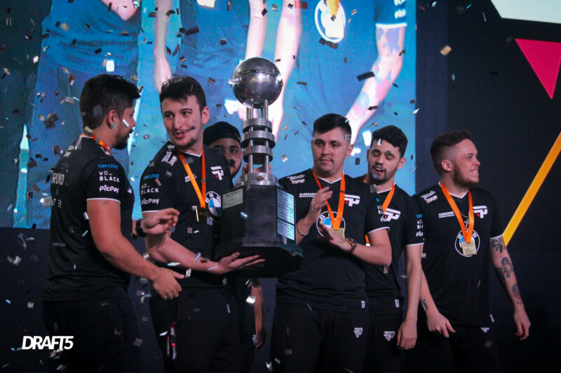 biguzera ostenta a taça de campeão da BGS Esports 2019 | Foto: Rafael Veiga/DRAFT5